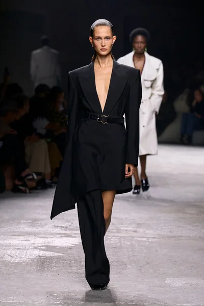 Look 10